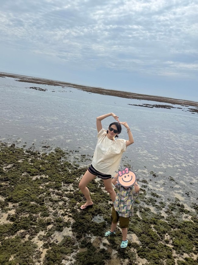 Ibu dan anak itu kompak membuat pose heart sign. Sementara sang ayah Hyun Bin mengambil foto istri dan anaknya. Foto: dok. Instagram @yejinhand, dok. Instagram @yejinfoot_official