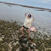 Ibu dan anak itu kompak membuat pose heart sign. Sementara sang ayah Hyun Bin mengambil foto istri dan anaknya. Foto: dok. Instagram @yejinhand, dok. Instagram @yejinfoot_official