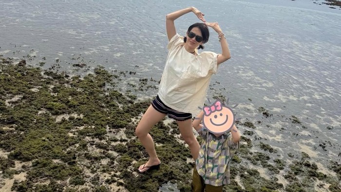 Son Ye Jin membagikan foto liburan bersama anaknya dan Hyun Bin.