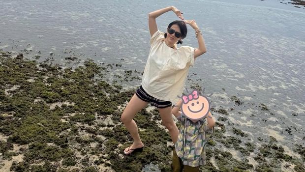Son Ye Jin membagikan foto liburan bersama anaknya dan Hyun Bin. Son Ye Jin membagikan foto liburan bersama anaknya dan Hyun Bin.