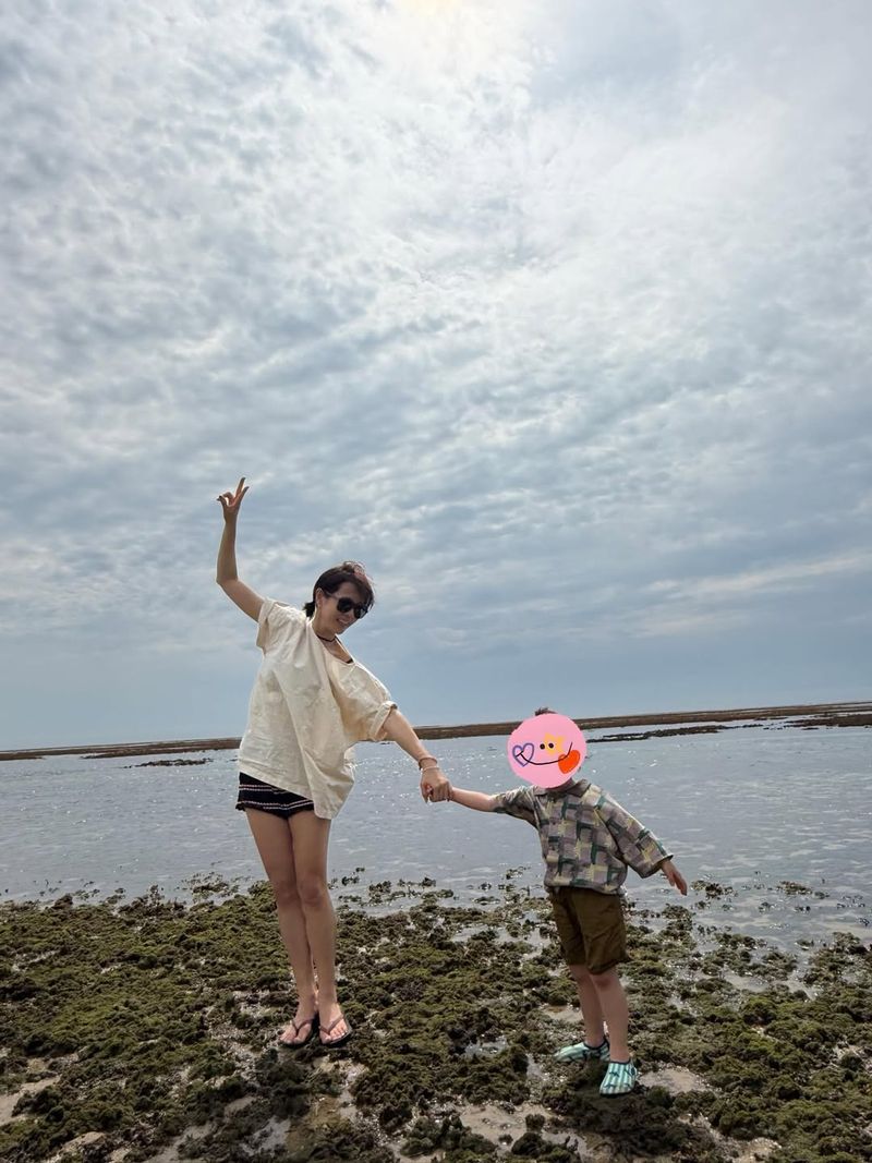 Son Ye Jin membagikan foto liburan bersama anaknya dan Hyun Bin. Son Ye Jin membagikan foto liburan bersama anaknya dan Hyun Bin.