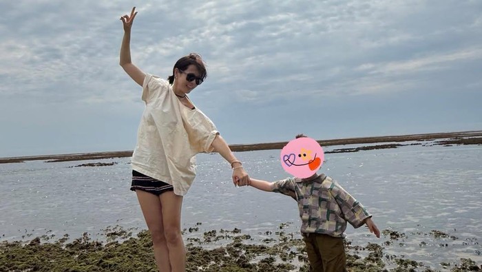Son Ye Jin membagikan foto liburan bersama anaknya dan Hyun Bin.