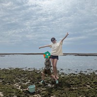 “The first day of the trip✌️” tulis sang Son Ye Jin sebagai caption. Pasangan suami-istri itu mengambil jeda dari kesibukannya untuk menghabiskan waktu bersama putranya Alkong alias Kim Woo Jin. Foto: dok. Instagram @yejinhand, dok. Instagram @yejinfoot_official