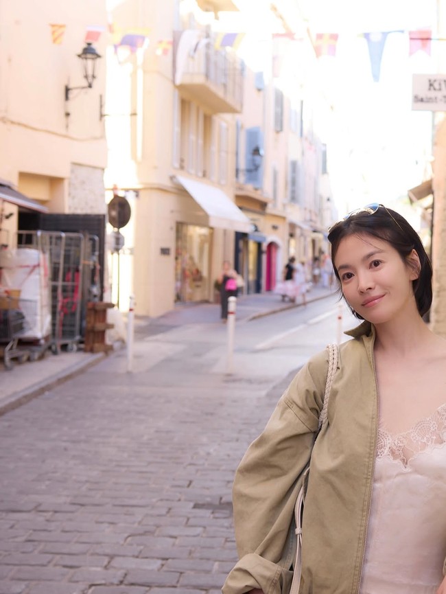 Song Hye Kyo memancarkan kecantikan alaminya dengan makeup tipis di Cannes. Aura elegannya kian ‘menyala’ di usia kepala empat. Foto: dok. Instagram @kyo1122