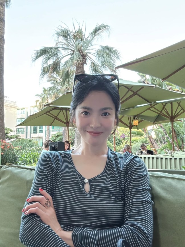 Di umur 44 tahun, Song Hye Kyo membuktikan pesonanya semakin menawan seiring bertambahnya usia. Foto: dok. Instagram @kyo1122