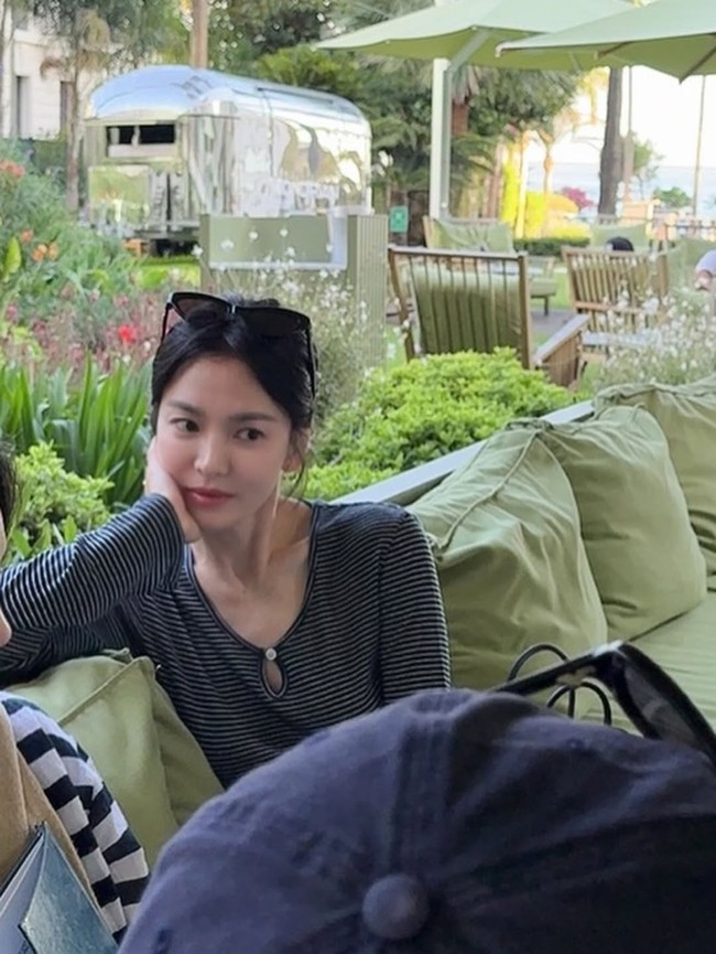 Mantan istri Song Joong Ki itu terlihat elegan dengan gaya kasual saat bersantai di coffee shop setempat. Foto: dok. Instagram @kyo1122