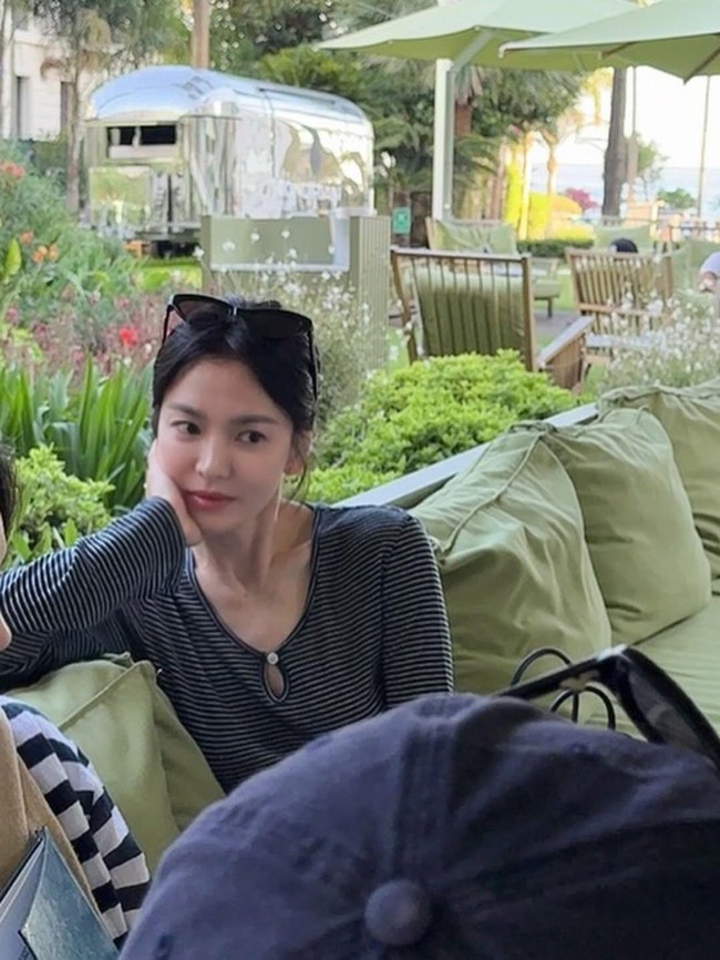 Pesona Song Hye Kyo dengan Makeup Tipis di Cannes, Flawless Bikin Terpana