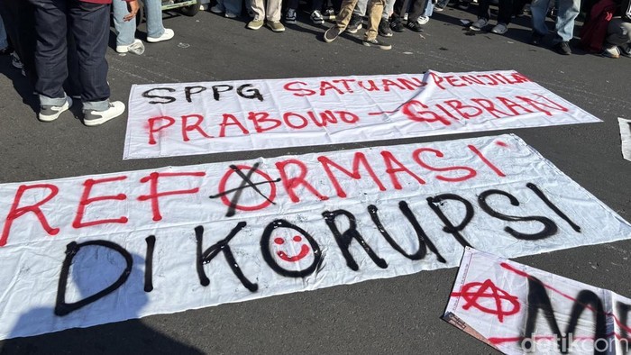 Spanduk demo mahasiswa Surabaya memplesetkan SPPG jadi Satuan Penjilat Prabowo Gibran