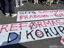 Demo Mahasiswa di Grahadi Surabaya Diiringi Puisi-Spanduk Plesetan SPPG