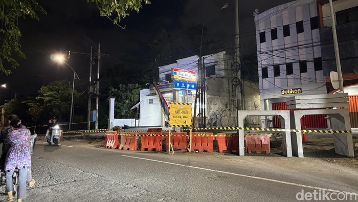 Suasana pengerjaan proyek gorong-gorong Jalan Margorejo Indah saat malam