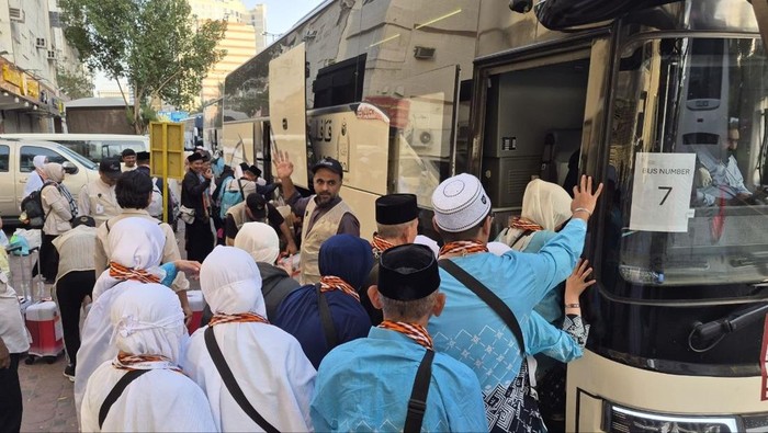 Tanazul jemaah haji yang baru sembuh dari sakit menuju Jeddah, Senin 15 Juni 2026.