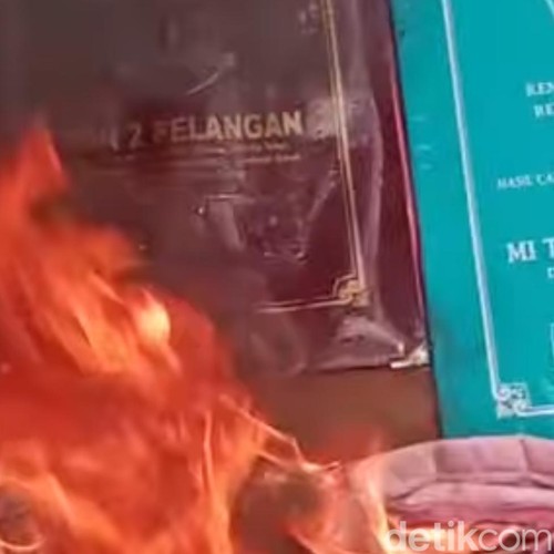 Tangkapan layar video orang tua bakar ijazah SD hingga seragam sekolah anak di Kecamatan Sekotong, Lombok Barat, Nusa Tenggara Barat (NTB).