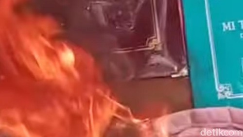 Tangkapan layar video orang tua bakar ijazah SD hingga seragam sekolah anak di Kecamatan Sekotong, Lombok Barat, Nusa Tenggara Barat (NTB).