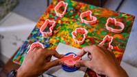 Kementerian Ekonomi Kreatif menargetkan angka investasi pada sektor ekonomi kreatif seperti kuliner, fesyen, dan kriya mencapai Rp133,74 triliun hingga Rp157,65 triliun yang mampu menciptakan lapangan kerja, meningkatkan pendapatan masyarakat, memperkuat potensi lokal dan mempercepat pemerataan pembangunan daerah sehingga dapat mendukung pertumbuhan ekonomi nasional pada tahun 2027. ANTARA FOTO/Raisan Al Farisi/bar  