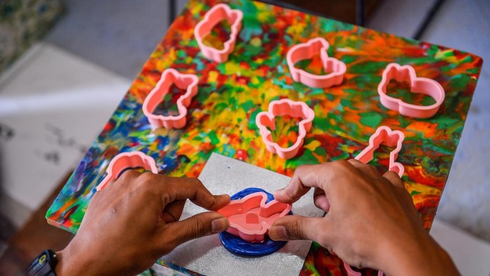 Target investasi sektor ekonomi kreatif Perajin menyelesaikan produksi kriya berupa bangku dari limbah plastik di rumah produksi Replast.Lab di Karasak, Bandung, Jawa Barat, Rabu (17/6/2026). Kementerian Ekonomi Kreatif menargetkan nomor investasi pada sektor ekonomi imajinatif seperti kuliner, fesyen, dan kriya mencapai Rp133,74 triliun hingga Rp157,65 triliun nan bisa menciptakan lapangan kerja, meningkatkan pendapatan masyarakat, memperkuat potensi lokal dan mempercepat pemerataan pembangunan wilayah sehingga dapat mendukung pertumbuhan ekonomi nasional pada tahun 2027. ANTARA FOTO/Raisan Al Farisi/bar