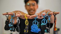 Perajin menunjukkan hasil produksi kriya berupa gantungan kunci dari limbah plastik di rumah produksi Replast.Lab di Karasak, Bandung, Jawa Barat, Rabu (17/6/2026). Foto: ANTARA FOTO/RAISAN AL FARISI