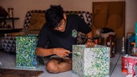 Perajin menyelesaikan produksi kriya berupa gantungan kunci dari limbah plastik di rumah produksi Replast.Lab di Karasak, Bandung, Jawa Barat, Rabu (17/6/2026). Foto: ANTARA FOTO/RAISAN AL FARISI