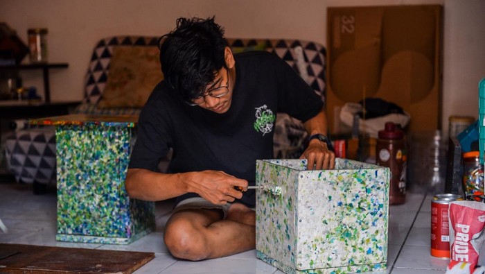 Perajin menyelesaikan produksi kriya berupa bangku dari limbah plastik di rumah produksi Replast.Lab di Karasak, Bandung, Jawa Barat, Rabu (17/6/2026). Kementerian Ekonomi Kreatif menargetkan nomor investasi pada sektor ekonomi imajinatif seperti kuliner, fesyen, dan kriya mencapai Rp133,74 triliun hingga Rp157,65 triliun nan bisa menciptakan lapangan kerja, meningkatkan pendapatan masyarakat, memperkuat potensi lokal dan mempercepat pemerataan pembangunan wilayah sehingga dapat mendukung pertumbuhan ekonomi nasional pada tahun 2027. ANTARA FOTO/Raisan Al Farisi/bar