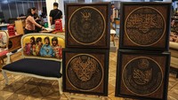 Pengunjung mengamati produk mebel dan kerajinan seni ukir yang dipajang dalam pameran Central Java Furniture and Carving Expo (CJFACE) 2026 di DP Mal, Semarang, Jawa Tengah, kemarin. ANTARA FOTO/Makna Zaezar