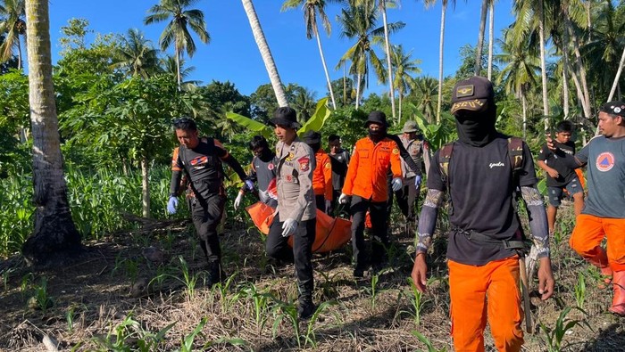 Tim SAR gabungan mengevakuasi jenazah lansia korban terseret arus sungai di Soppeng.