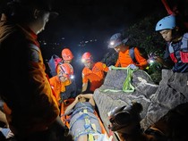 Pendaki Patah Kaki di Gunung Bulu Saukang Maros Dievakuasi Tim SAR