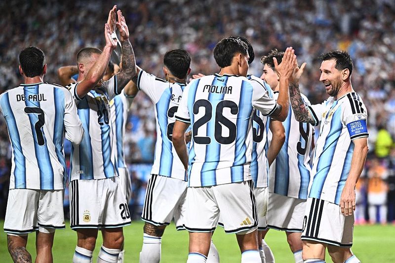 Timnas Argentina 17 June 2026, USA, Kansas City: Soccer, Men, 2026 World Cup, Argentina vs. Algeria, Group Stage, Group J, Matchday 1, Kansas City Stadium, Lionel Messi (right, Argentina) celebrates his third goalmaking the score 3-0with his teammates. PLEASE NOTE: In accordance with FIFA regulations, these images may be used exclusively for editorial purposes. Commercial use is prohibited. Furthermore, no video-like sequences may be created, and no alterations may be made to the image, either in the foreground or the background. Photo: Tom Weller/dpa (Photo by Tom Weller/picture alliance via Getty Images)