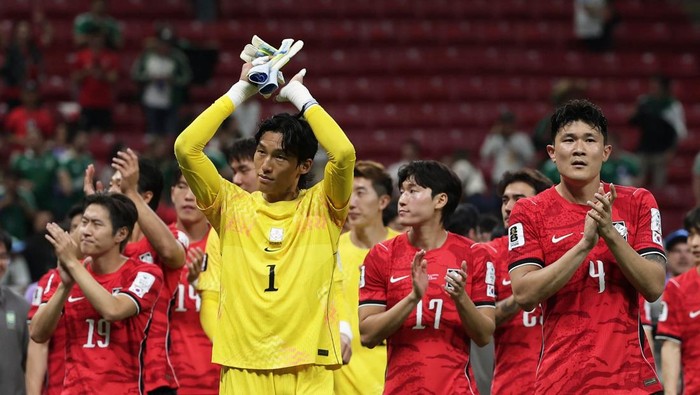 Soccer Football - FIFA World Cup 2026 - Group A - South Korea v Czech Republic - Estadio Guadalajara, Guadalajara, Mexico - June 11, 2026 South Korea players applaud fans after the match REUTERS/Amanda Perobelli