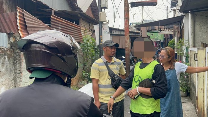 Tukang cat duco (memakai rompi warna hijau) di Jakpus viral karena memeras petugas billboard.
