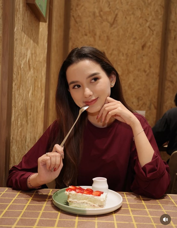 Ultah ke-24, Sarah Menzel Dapat Kue Spesial dari Azriel Hermansyah