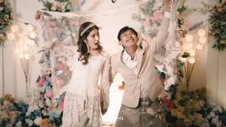 Perasaan Vini Caroline Setahun Nikah dengan Yono Bakrie