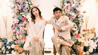 Vini Caroline juga menuliskan harapan terkait pernikahan dengan Yono Bakrie. Semoga Allah jaga terus ya. Amin. Terima kasih dan Happy anniversary, Suamiku, tulisnya. (Foto: dok Instagram vinicaroline)