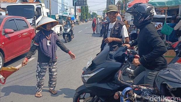 Viral di Brebes Kusriyati saat bekerja sebagai jukir di Brebes, Rabu (17/6/2026). Ia viral lantaran menggagalkan aksi pencurian uang Rp 3,6 miliar dari salah satu mobil.