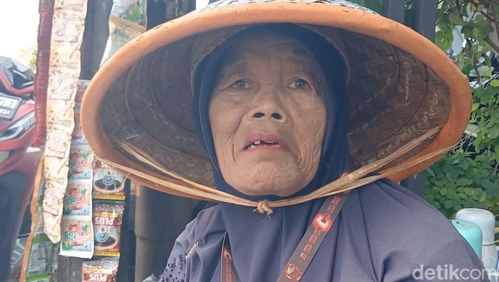 Kusriyati, jukir yang menggagalkan aksi pencurian uang Rp 3,6 miliar di Brebes, saat ditemui Rabu (17/6/2026).