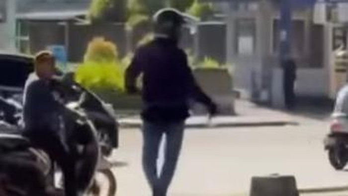 Viral di media sosial pengendara motor bawa parang ancam pendemo di Makassar.