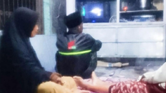Viral wanita paruh baya ikut ronda di pos kamling Prigen Pasuruan