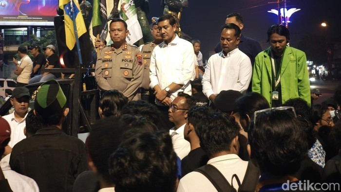 Wakil Bupati Sukoharjo, Eko Sapto Purnomo, dan Kapolres Sukoharjo AKBP Anggaito Hadi Prabowo, temui mahasiswa demo di Tugu Kartasura, Rabu (17/6/2026).