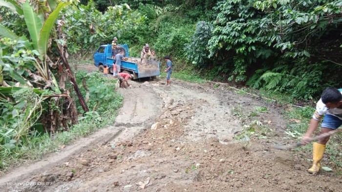 Warga di Kecamatan Bittuang, Tana Toraja, secara swadaya memperbaiki jalan rusak.