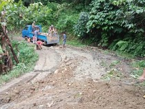 Warga Swadaya Perbaiki Jalan 18 Tahun Rusak di Bittuang Tana Toraja