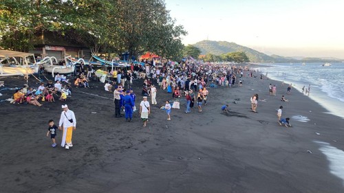 Warga memadati pantai Kusamba di Desa Kampung Kusamba, Kecamatan Dawan, Klungkung, Bali, Rabu (17/6/2026). (Fatih Kudus Jaelani/detikBali)