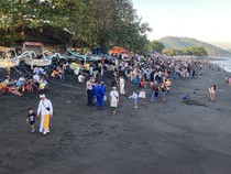 Ribuan Warga Klungkung Penuhi Pantai Kusamba Saat Galungan