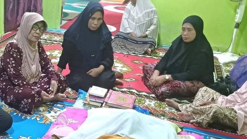 Warga yang meninggal karena terjebak aksi blokir jalan di rumah duka.