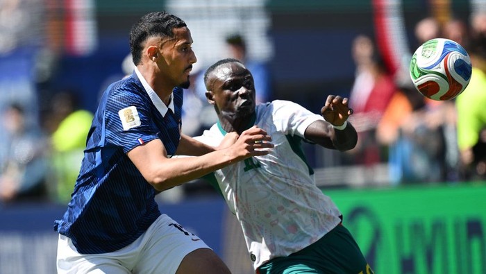 EAST RUTHERFORD, NEW JERSEY - JUNE 16:  William Saliba of France competes for the ball with Sadio Mane of Senegal during the FIFA World Cup 2026 Group I match between France and Senegal at New York New Jersey Stadium on June 16, 2026 in East Rutherford, New Jersey. (Photo by Image Photo Agency/Getty Images)