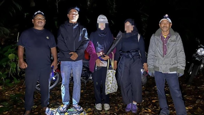Dua wisatawan saat ditemukan usai tersesat di Gunung Sipiso-piso
