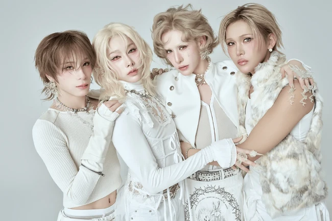 Grup KPop XLOV yang beranggotakan empat personel pria menuai kontroversi publik karena mengusung konsep “genderless.” Para personelnya kerap berdandan seperti wanita. Foto: dok. 257 Entertainment