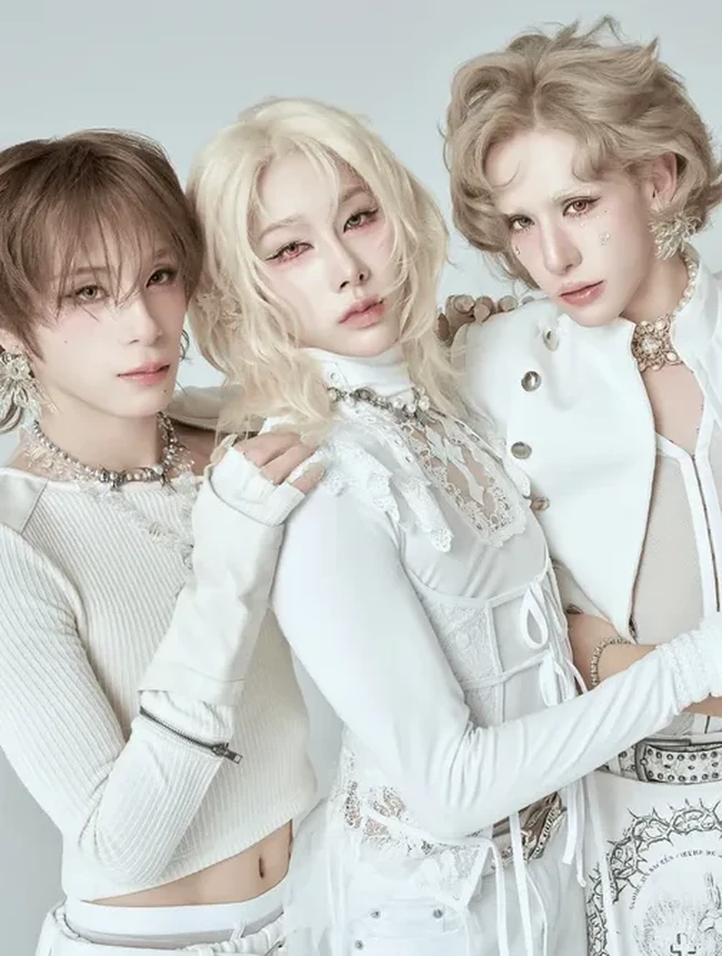 Potret Boy Group XLOV Tuai Kontroversi, 4 Member Pria Bergaya Bak Wanita