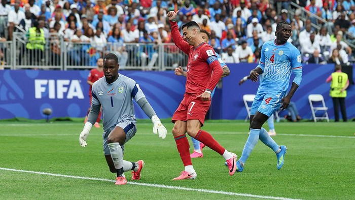 HOUSTON, TX - JUNE 17: Cristiano Ronaldo #7 of Portugal gives a thumps up to a teammate in front of Lionel Mpasi #1 of DR Congo as a crossing ball passes by him during the FIFA World Cup 2026 Group K match between Portugal and Congo DR on June 17, 2026, at Houston Stadium in Houston, Texas. (Photo by David Buono/Icon Sportswire via Getty Images)