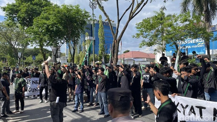 Aksi demonstrasi HMI di depan DPRD Kalsel, Kamis (18/6/2026).