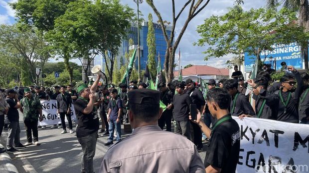 Aksi demonstrasi HMI di depan DPRD Kalsel, Kamis (18/6/2026).