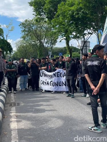 Aksi demonstrasi HMI di depan DPRD Kalsel, Kamis (18/6/2026).