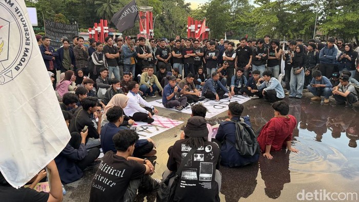 Aksi mahasiswa di Bundaran Digulis Untan Pontianak.